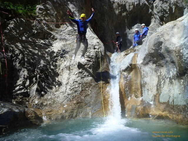 Saut dans la première vasque du canyon des Acles