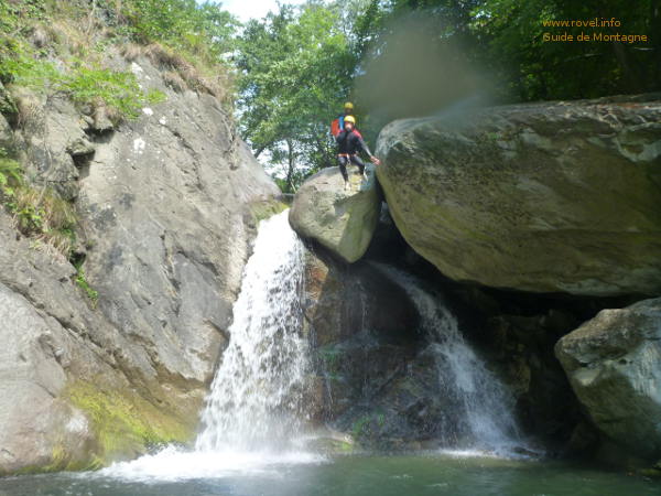 Saut dans les vasques vertes du canyon de Caprié ou du torrent de Sessi.  Saut dans les vasques vertes du canyon de Caprié