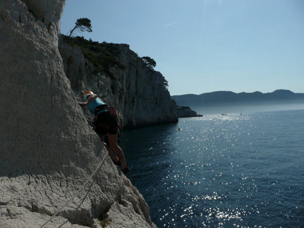 Calanques Castelvieil traversée Tabarly. Clic pour voir en grand ! une grande voie d'escalade dans les Calanques à Castelvieil la traversée Tabarly.
