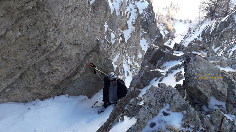 Goulotte couloir au dessus de Briancon.  Clic pour voir en grand ! Goulotte couloir au dessus de Briancon