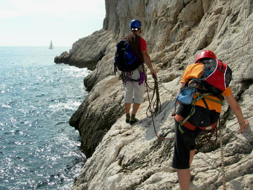 Calanques Sormiou traversée Extrème Bec. Clic pour voir en grand ! une grande voie d'escalade dans les Calanques à l'extràme Bec de Sormiou.