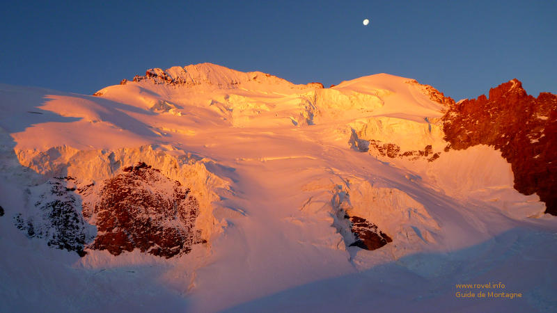 La face nord des Ecrins avec le Dôme de neige à droite au lever de soleil La face nord des Ecrins avec le Dôme de neige à droite