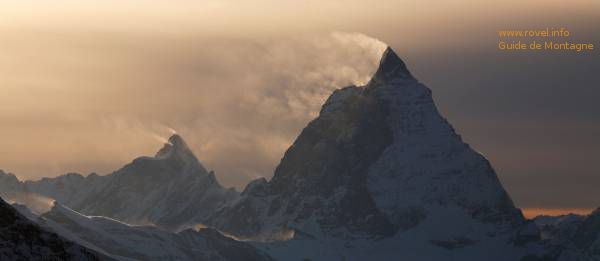le Cervin fume avant la nuit le Cervin fume avant la nuit