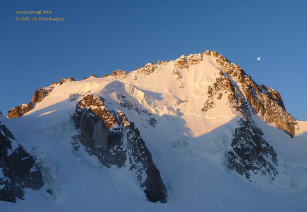 Le Chardonnet et son arête Forbes à gauche (Est). Clic pour voir en grand !  Le Chardonnet et son arête Forbes à gauche (Est)