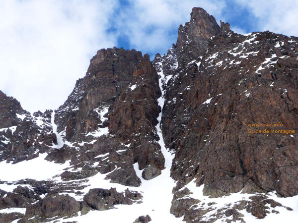 Goulotte  La Connerie Contre Attaque depuis le vallon du Fontenil.  Goulotte  La Connerie Contre Attaque depuis le vallon du Fontenil.
