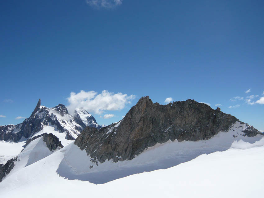 Arête d'Entrève avec Rochefort dans le fond Arête d'Entrève avec Rochefort dans le fond