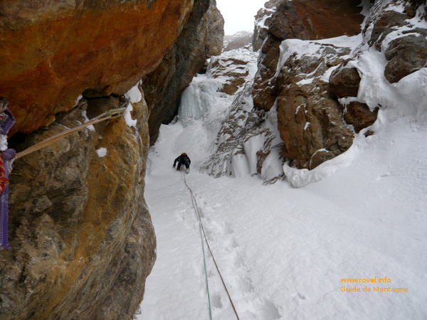 Goulotte Fantomas dans le vallon du Tabuc Serre Chevalier.   Goulotte Fantomas dans le vallon du Tabuc Serre Chevalier