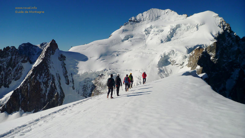 En montant à Roche Faurio avec les Ecrins en face En montant à Roche Faurio avec les Écrins en face