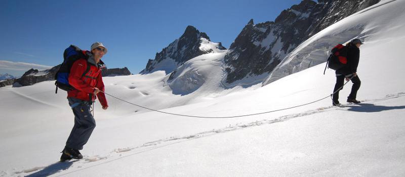 Progression encordée sur le glacier de la Girose avec le Râteau Ouest dans le fond Progression encordée sur le glacier de la Girose avec le Rateau Ouest dans le fond