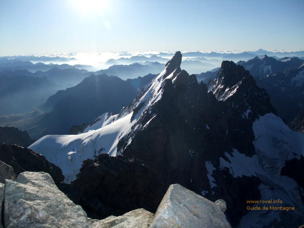 La traversée de la Meije: les arêtes depuis le sommet.  La traversée de la Meije: les arêtes depuis le sommet.