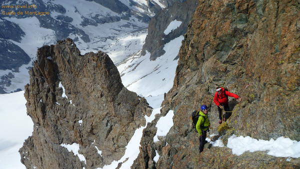 Dans les 2 longueurs d'escalade en III avant le sommet du Rateau Ouest