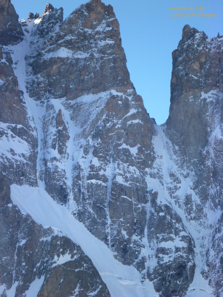 Le Coup de Sabre et le couloir NW du Pic Sans Nom à gauche. Clic pour voir en grand Le Coup de Sabre et le couloir NW du Pic Sans Nom à gauche