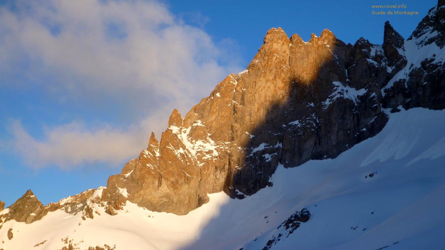Sialouze face Est : la traversée se fait sur l'arête de G à D Sialouze face Est : la traversée se fait sur l'arête de G à D