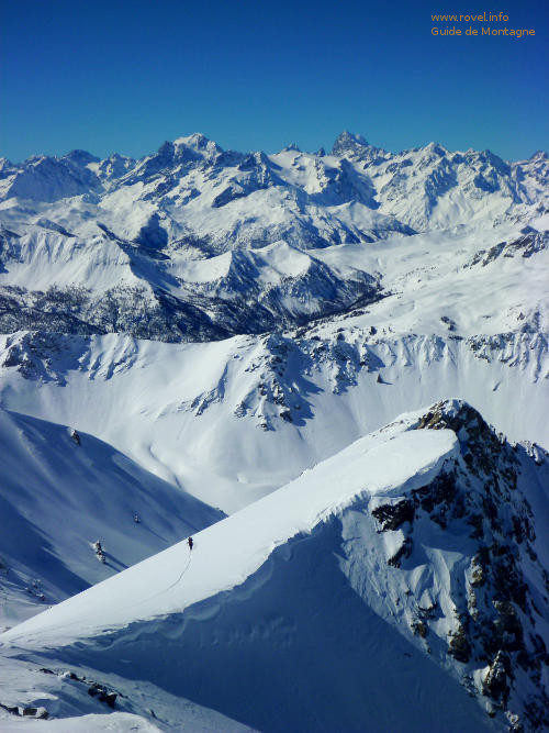 Ski de rando depuis Montgenèvre ; Arrivée aux Rochers Charniers.  Ski de rando depuis Montgenèvre ; Arrivée aux Rochers Charniers à 3056 m