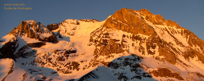 La montée des Grands Couloirs à la Grande Casse La montée des Grands Couloirs à la Grande Casse