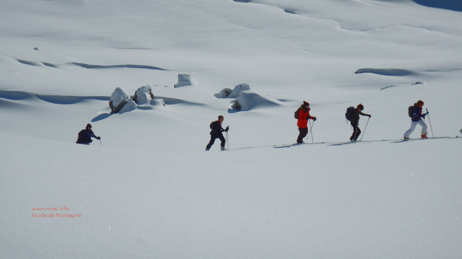 Ski de rando vers les Combes dans le Brianconnais.  ski rando  en haut de la combe de Malazen dans la vallée de Cervières le Laus