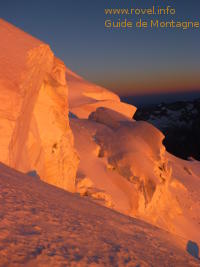 Les séracs du Dôme des Ecrins au lever du jour